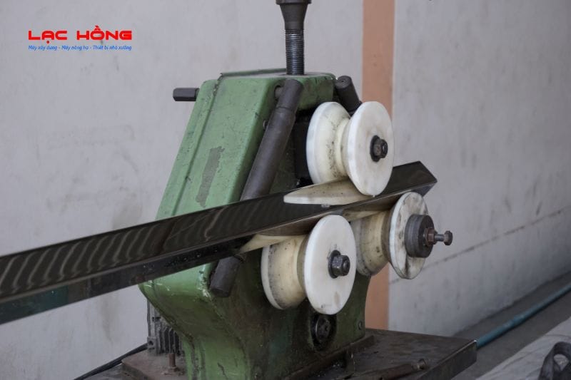 Cách uốn sắt hộp không bị móp chuẩn thợ lành nghề: Mẹo làm đúng ngay từ đầu 1 Cách uốn sắt hộp không bị móp - nguyên nhân và giải pháp kỹ thuật