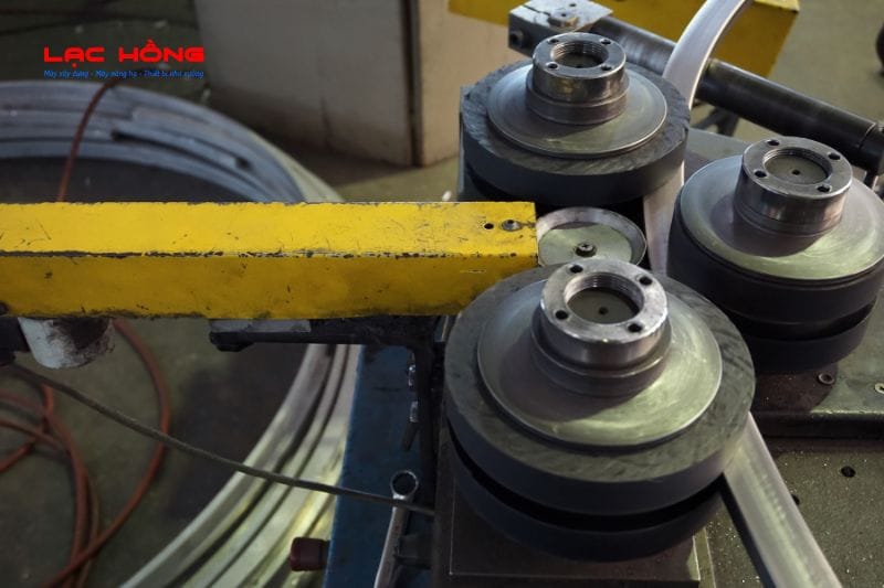 Cách uốn sắt hộp không bị móp chuẩn thợ lành nghề: Mẹo làm đúng ngay từ đầu 2 Cách uốn sắt hộp không bị móp với kỹ thuật nhồi cát và dưỡng uốn