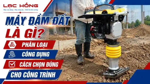 Công nhân vận hành máy đầm đất tại công trình xây dựng ngoài trời