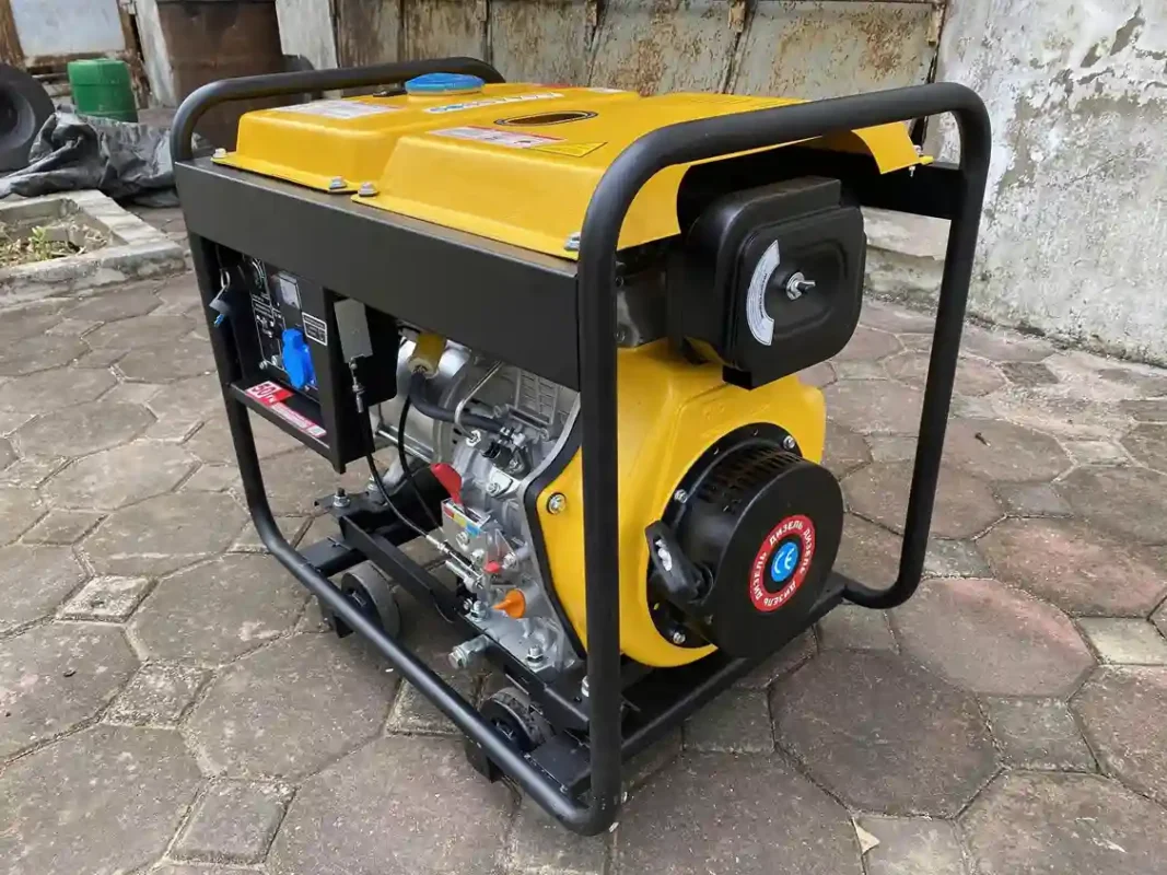 Máy phát điện diesel 5kW màu vàng đen có bánh xe di chuyển