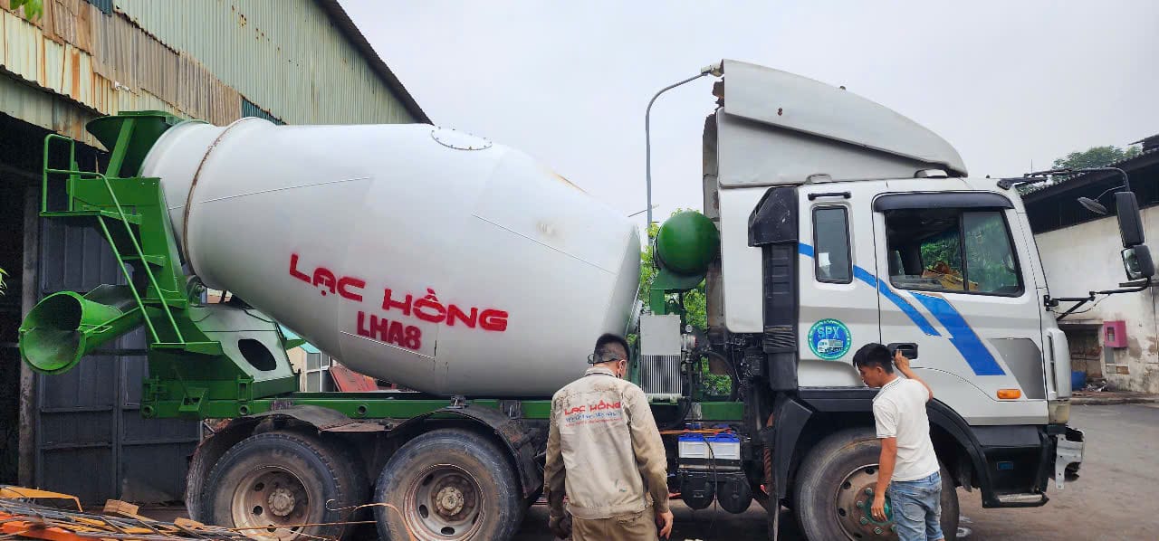 Hai kỹ thuật viên Lạc Hồng đang bảo dưỡng xe bồn trộn bê tông LHA8