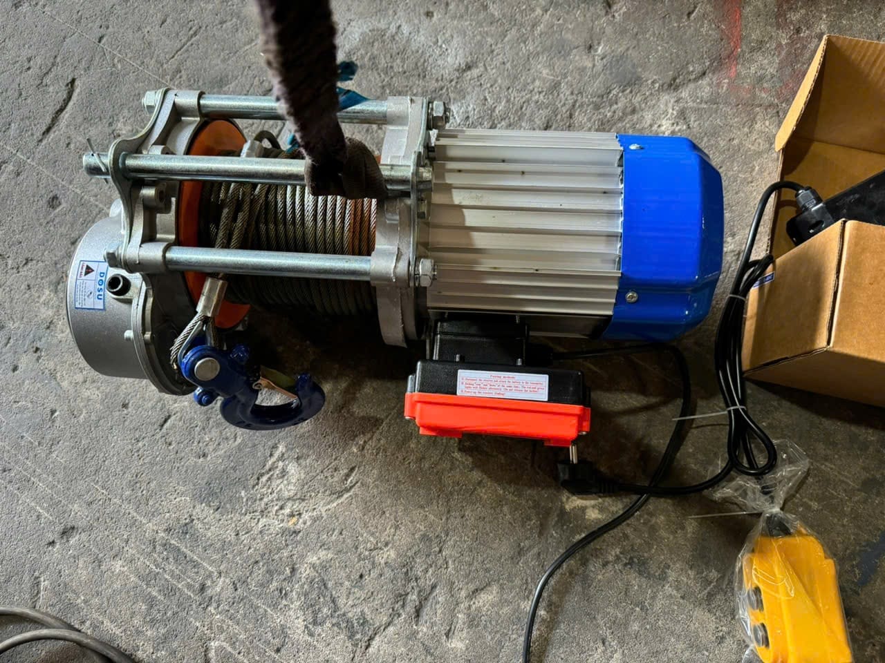 Tời điện nâng hàng 220V cho gia đình & công trình - Chọn đúng, dùng bền 1 tời điện nâng hàng 220v — Tời điện đa năng DOSU KCD nhanh