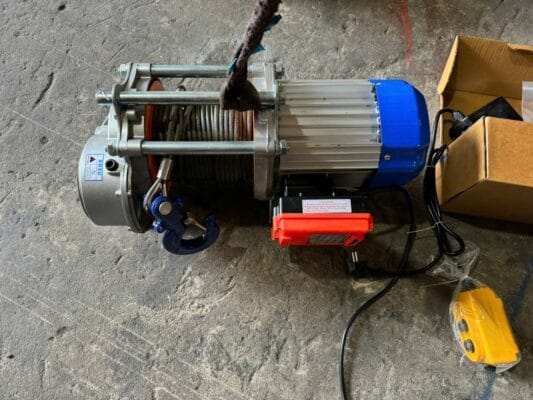 Bảo dưỡng tời điện 2 tấn: Lịch bảo trì định kỳ đúng chuẩn 2 Tời điện công nghiệp màu xanh bạc kèm móc câu và điều khiển từ xa