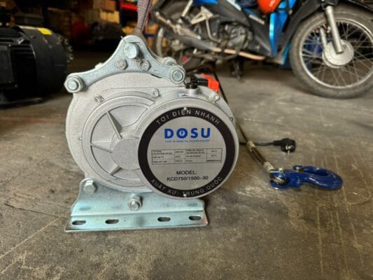 Bảo dưỡng tời điện 2 tấn: Lịch bảo trì định kỳ đúng chuẩn 3 Tời điện nhanh DOSU model KCD750/1500-30 đặt trên sàn kho
