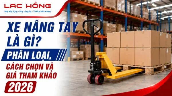 Xe nâng tay màu vàng đặt trong kho hàng chứa nhiều thùng carton