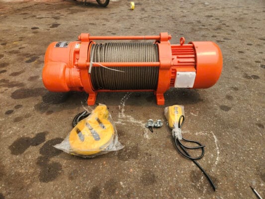 Cách sử dụng tời kéo mặt đất đúng cách, an toàn (A-Z) 2 Tời điện màu cam cuộn cáp thép kèm ròng rọc và điều khiển từ xa