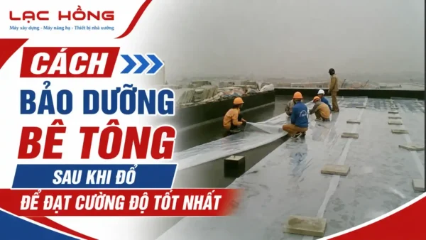 Công nhân đội mũ bảo hộ trải màng phủ bảo dưỡng bê tông trên mái công trình