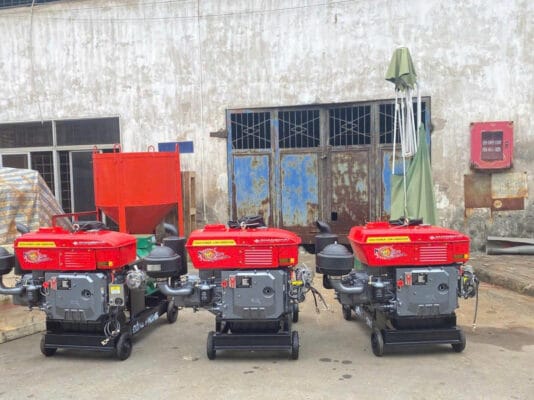 Cách chọn máy phát điện 10kVA phù hợp công trình — kinh nghiệm Lạc Hồng 3 Ba máy phát điện diesel Changchai màu đỏ xếp hàng ngang trước nhà kho