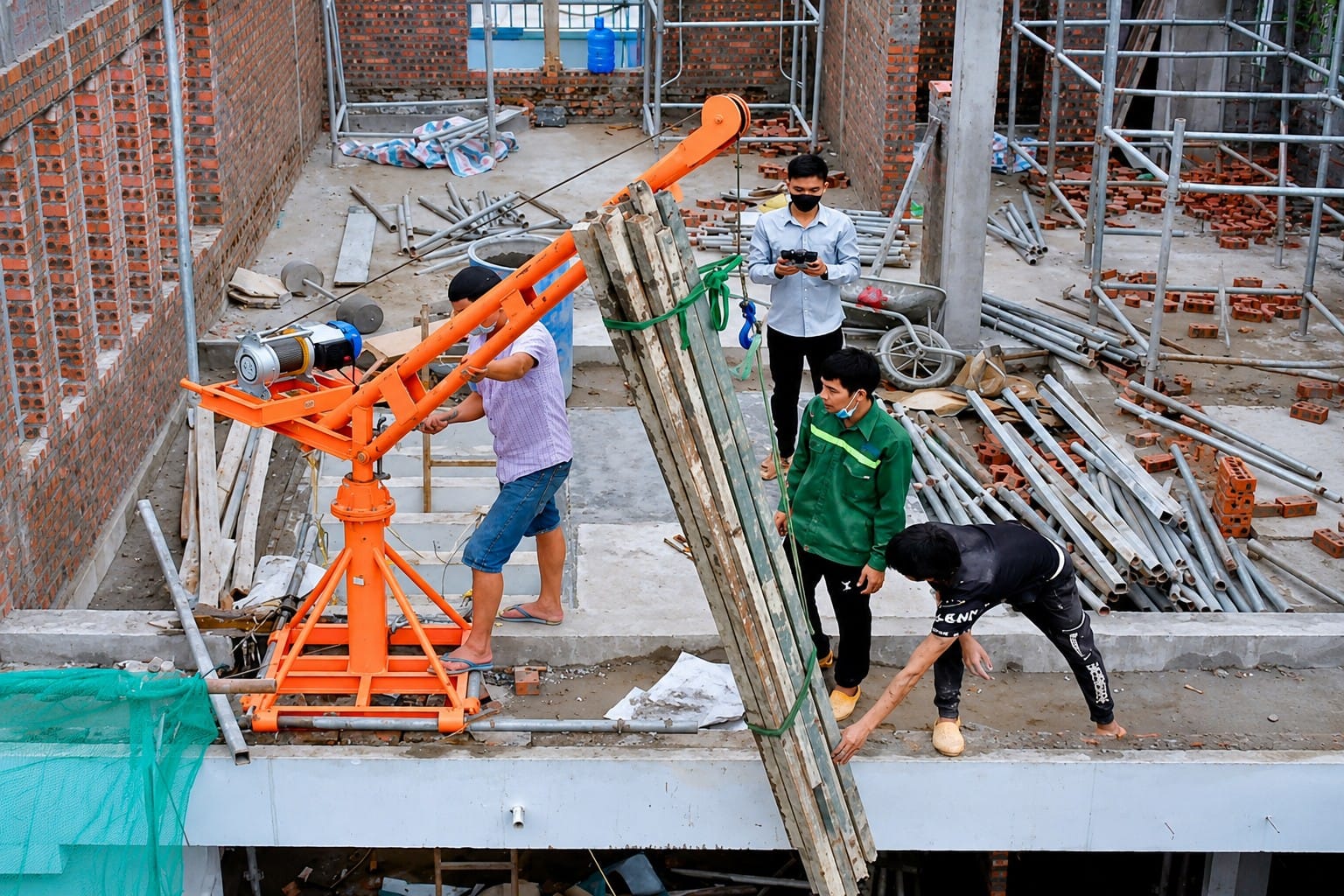 Khung cẩu chống sàn KENBO KNCS3: lắp tời kéo vật tư không cần đục sàn 2 khung cẩu chống sàn KENBO KNCS3 — Công nhân vận hành khung tời xoay 180° tại công trình xây dựng nhà phố — lắp đặt và sử dụng giá đỡ tời nâng hàng an toàn