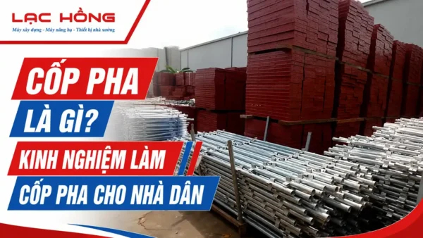 Kho cốp pha gỗ màu đỏ và cây chống thép xếp tại bãi