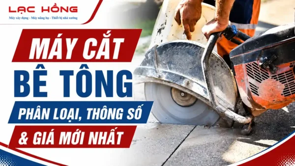 Công nhân vận hành máy cắt bê tông cầm tay trên mặt đường nhựa