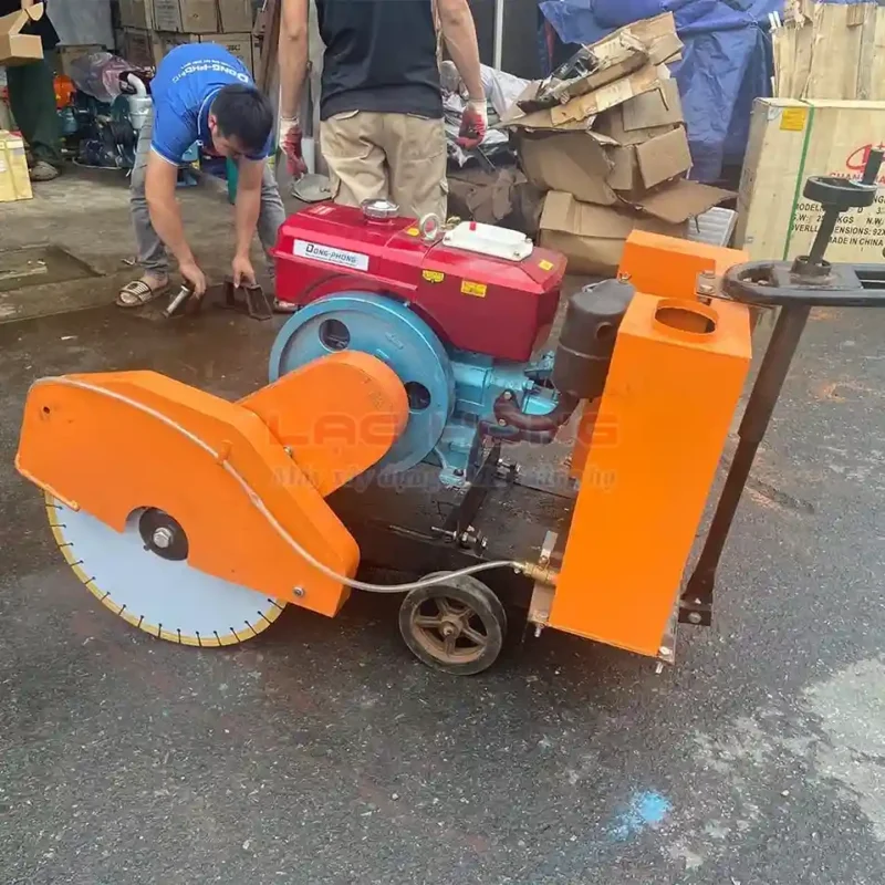 Máy cắt rãnh bê tông ZQW150: cắt rãnh đi điện, nước nhanh gọn 1 Máy cắt đường bê tông Đông Phong màu cam với lưỡi cắt kim cương trên mặt đường