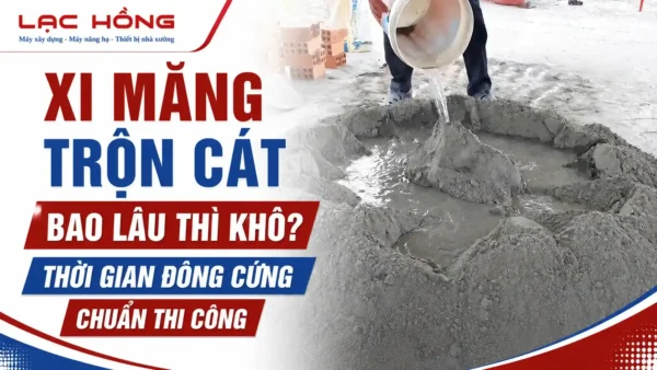 Người đổ nước vào hỗn hợp xi măng trộn cát tại công trình xây dựng
