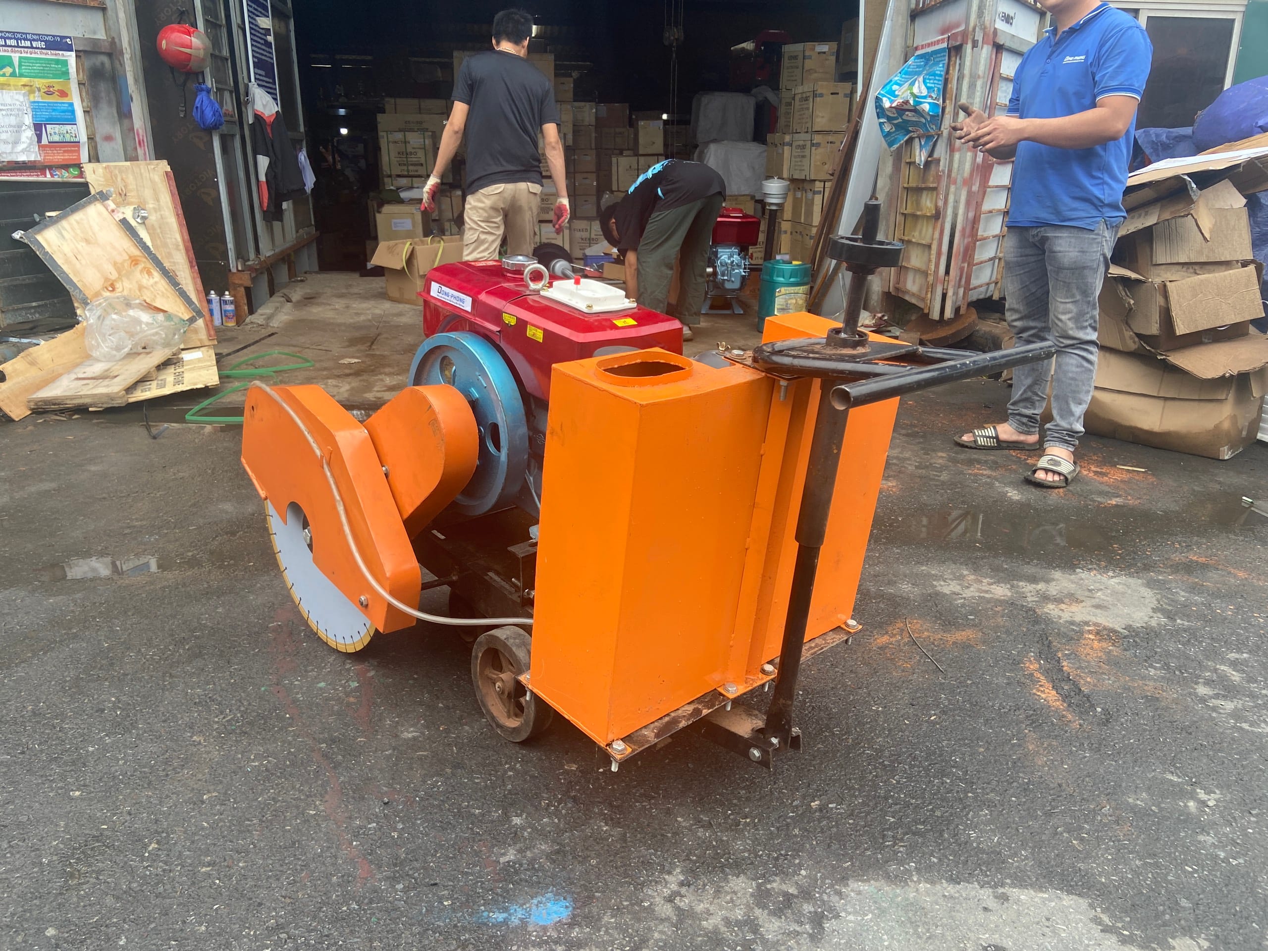 so sánh lưỡi cắt bê tông — Máy cắt đường bê tông chạy dầu